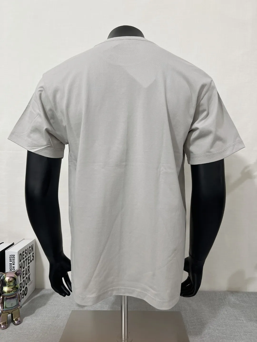 P140 Stone Island/Stone Island classic official website is on sale; small logo embroidery and pressed round neck short-sleeved T-shirt, strictly control the size of the logo, neat and clear letters, and the details are consistent with the original version; the original 240g double yarn 100% cotton fabric is selected; the upper body is simple, beautiful and very durable, with three-needle stitching and high-standard workmanship, with complete three-label details, high-temperature washing, soft fabric, better breathability, no shrinkage or deformation after washing, versatile style Match as you like, European size version, colors: black, dark gray, lilac gray, white; sizes XS-L, (L can wear up to 200 pounds)
